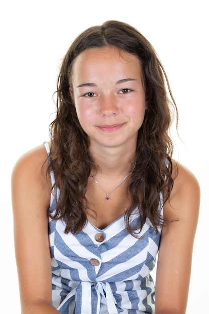 Retrato de uma menina feliz com cabelo longo encaracolado posando sobre fundo branco