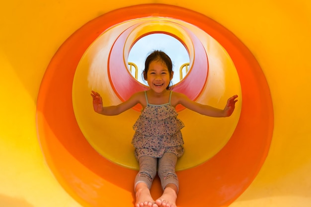 Foto retrato de uma menina feliz em slide