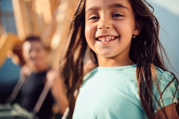 Retrato de uma menina feliz em um balanço