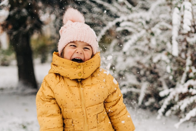 Retrato de uma menina feliz em ver a neve