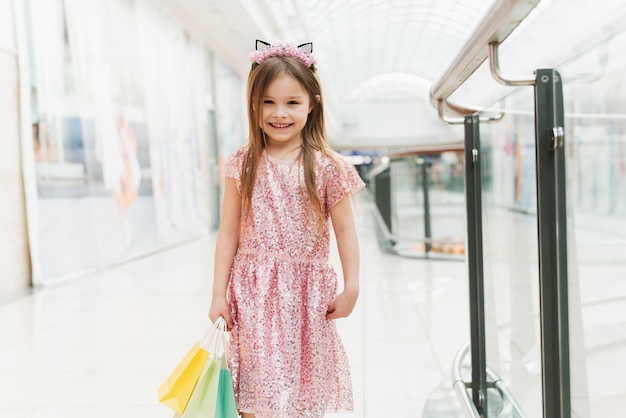 Retrato de uma menina feliz no shopping.