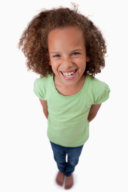 Retrato de uma menina feliz sorrindo para a câmera