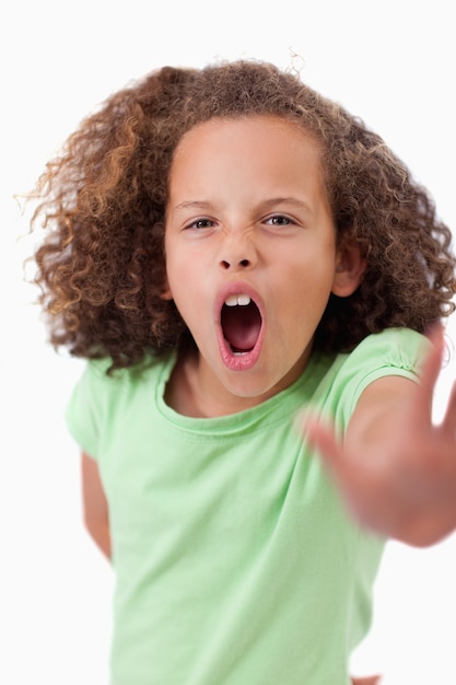 Foto retrato de uma menina irritada dizendo parar com a mão dela