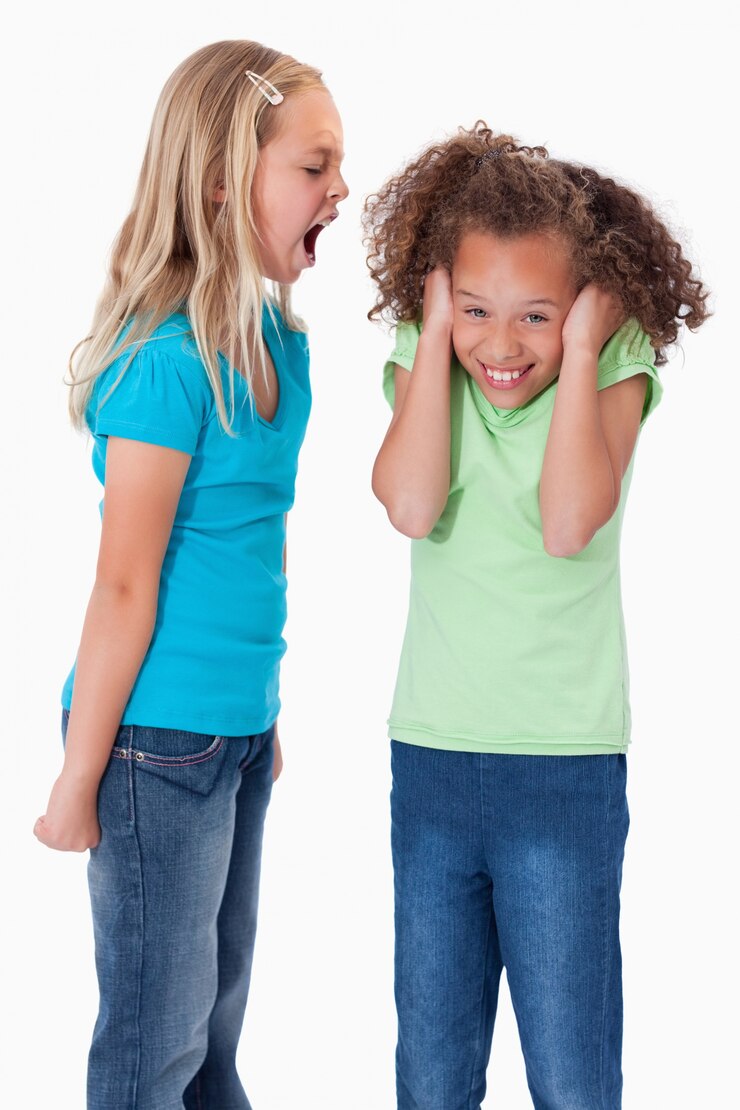 Foto retrato de uma menina irritada gritando com sua amiga