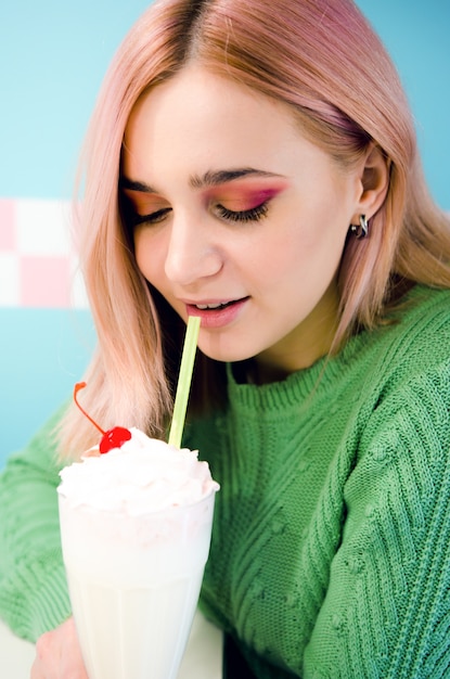 Retrato de uma menina linda com um milk-shake