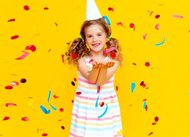 Retrato de uma menina linda comemorando seu aniversário.