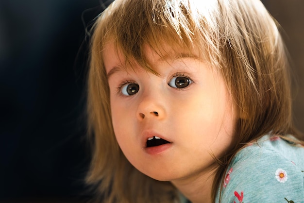 Retrato de uma menina linda de 12 anos olhando para a câmera ligeiramente espantada