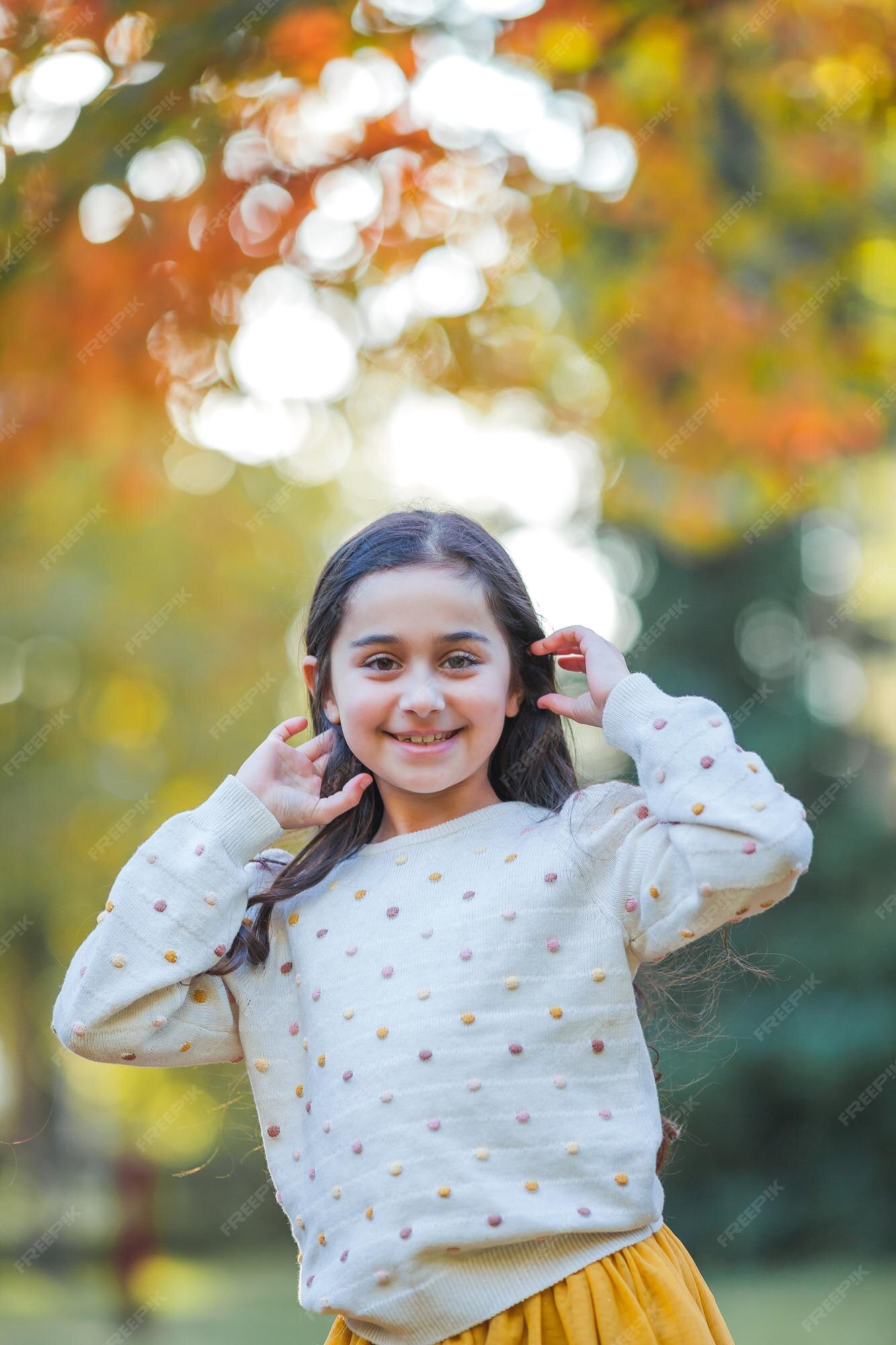 Menina De 9 Anos Parada Em Um Parque Urbano Imagem de Stock - Imagem de  consideravelmente, fofofo: 210420755