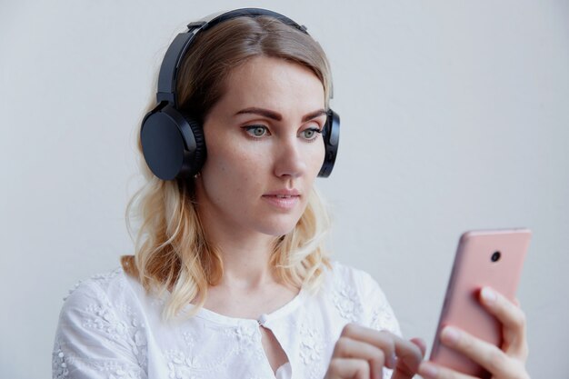 Retrato de uma menina loira com fones de ouvido