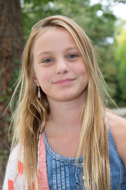 Retrato de uma menina loira de 10 anos no parque