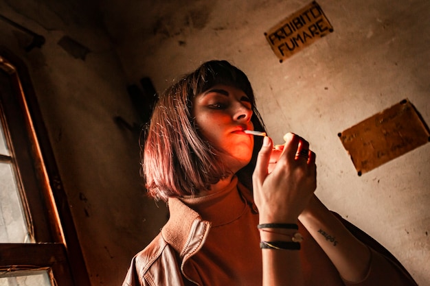 Retrato de uma menina morena acendendo um cigarro 17
