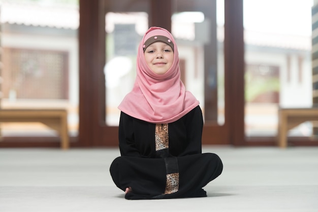 Foto retrato de uma menina na mesquita