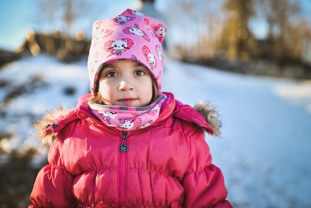 Retrato de uma menina na neve