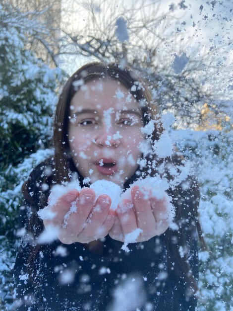 Foto retrato de uma menina na neve