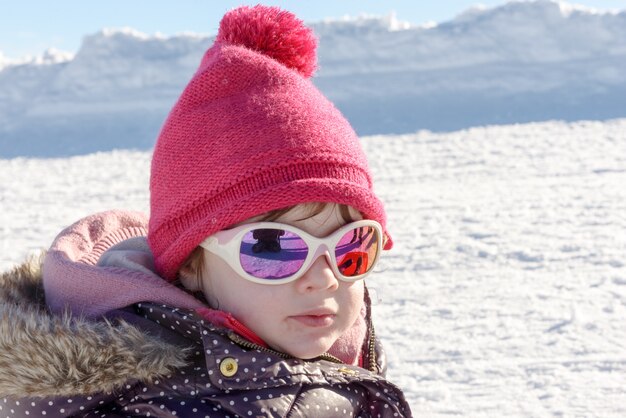 Retrato de uma menina na neve