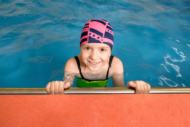 Foto retrato de uma menina na piscina coberta