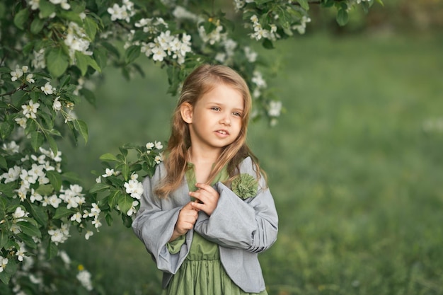 Retrato de uma menina na primavera em árvores floridas 1804