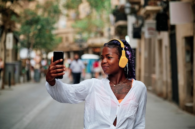 Retrato de uma menina negra caminhando pela cidade