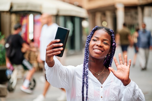 Retrato de uma menina negra caminhando pela cidade