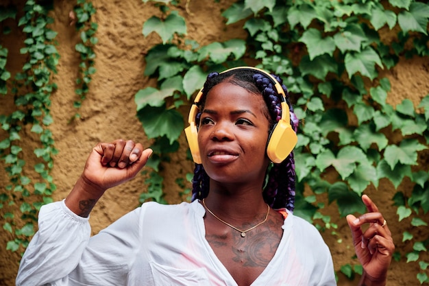 Retrato de uma menina negra caminhando pela cidade