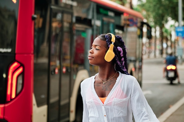 Retrato de uma menina negra caminhando pela cidade