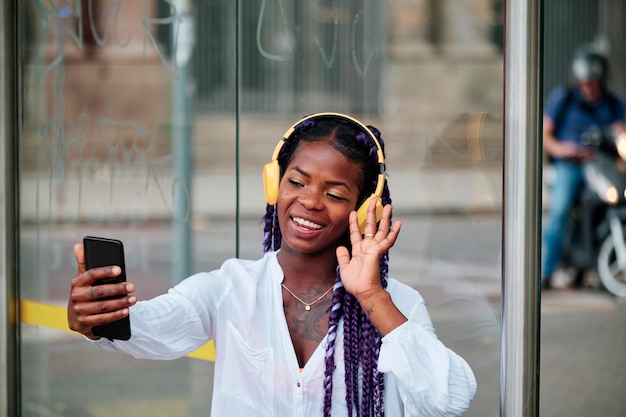 Retrato de uma menina negra caminhando pela cidade