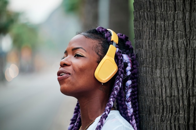 Retrato de uma menina negra caminhando pela cidade