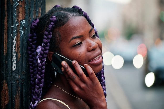 Retrato de uma menina negra caminhando pela cidade