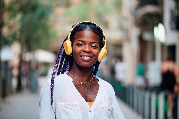 Retrato de uma menina negra caminhando pela cidade