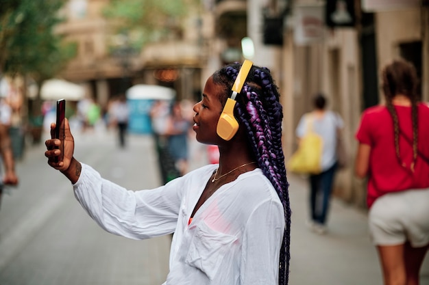 Retrato de uma menina negra caminhando pela cidade