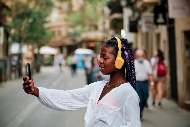 Retrato de uma menina negra caminhando pela cidade