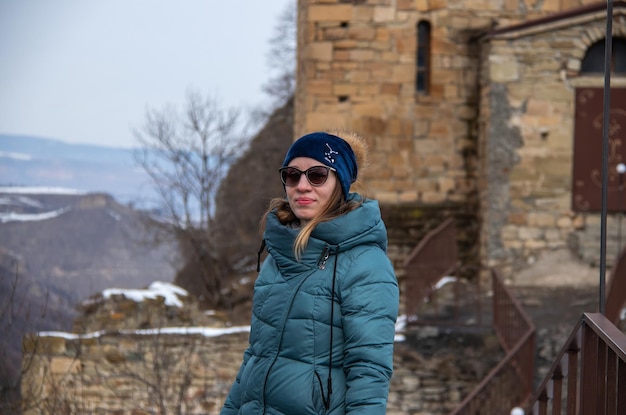 Retrato de uma menina no fundo de um antigo templo no topo da montanha