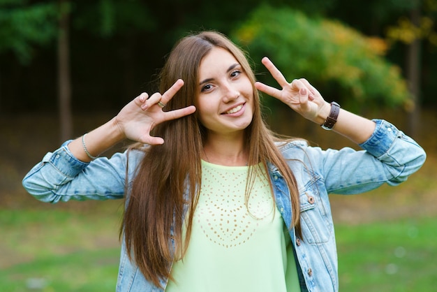 Retrato de uma menina no parque