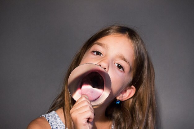 Foto retrato de uma menina olhando para longe