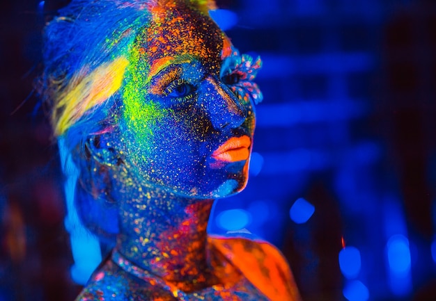 Retrato de uma menina pintada em pó fluorescente.