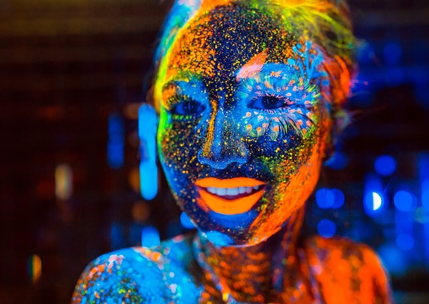 Retrato de uma menina pintada em pó fluorescente.