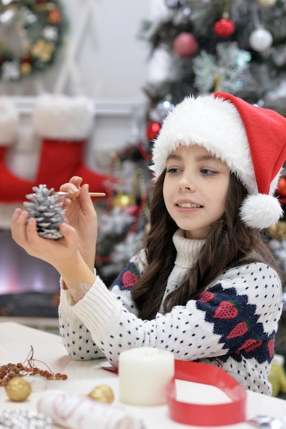 Retrato de uma menina prapring para o Natal