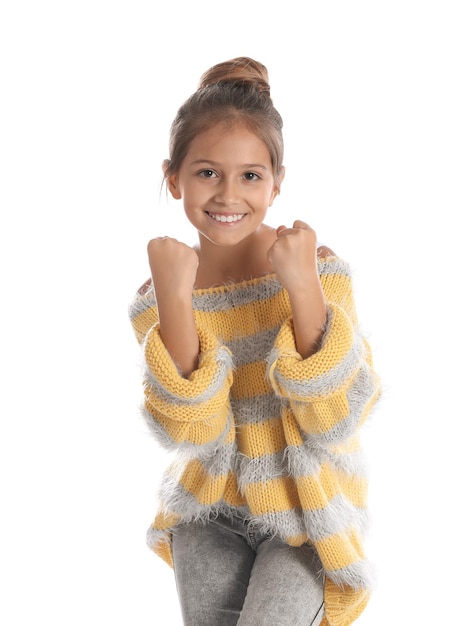 Retrato de uma menina pré-adolescente emocional contra um fundo branco