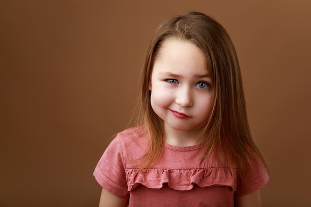 Retrato de uma menina pré-escolar mostrando emoção de raiva