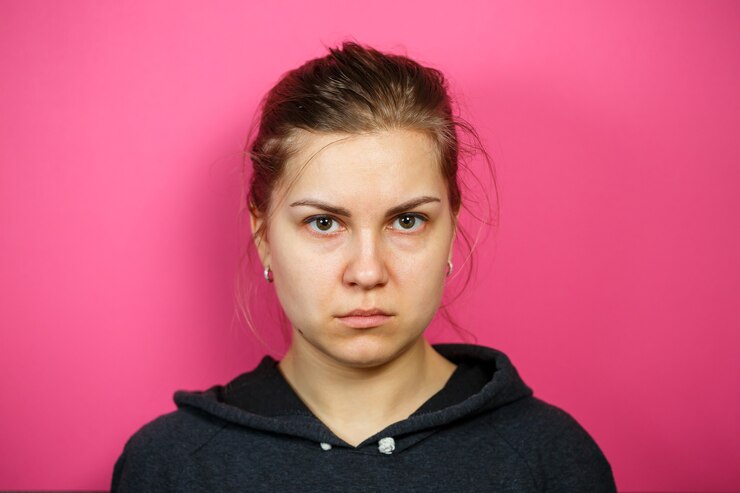 Foto retrato de uma menina. rosto sem maquiagem. violência na família.