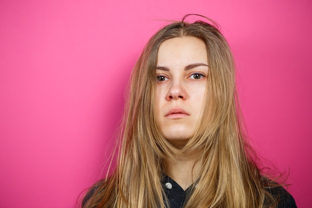 Foto retrato de uma menina. rosto sem maquiagem. violência na família.