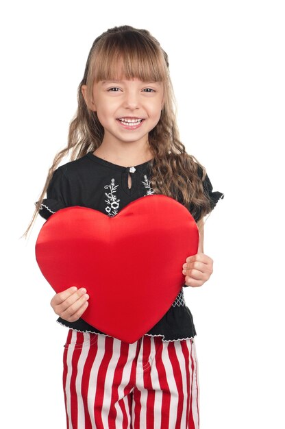 Retrato de uma menina segurando um coração vermelho sobre fundo branco