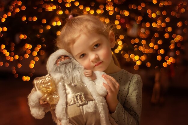 Foto retrato de uma menina segurando uma lanterna à noite