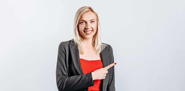 Retrato de uma menina sorridente apontando o dedo para cima