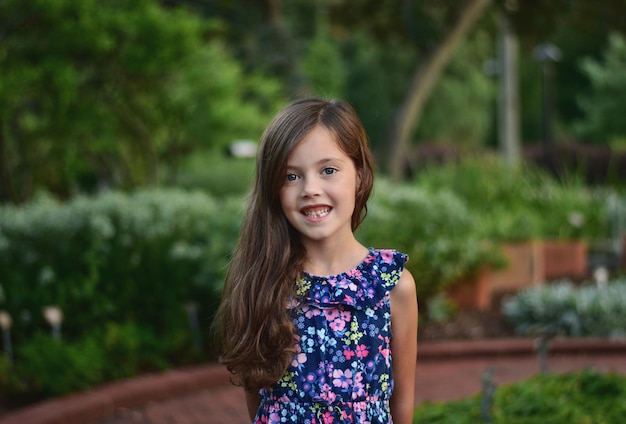Retrato de uma menina sorridente com cabelos longos