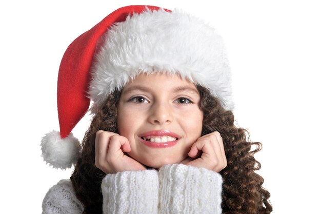 Retrato de uma menina sorridente com chapéu de Natal