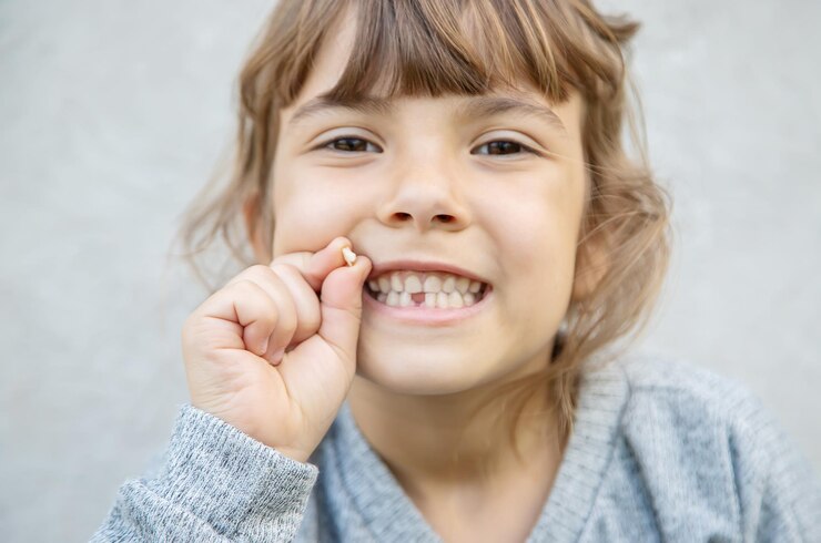 Foto retrato de uma menina sorridente com um dente quebrado