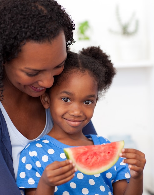 Foto retrato de uma menina sorridente comendo frutas