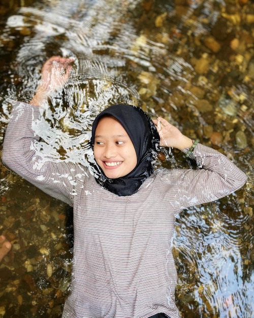 Foto retrato de uma menina sorridente na água