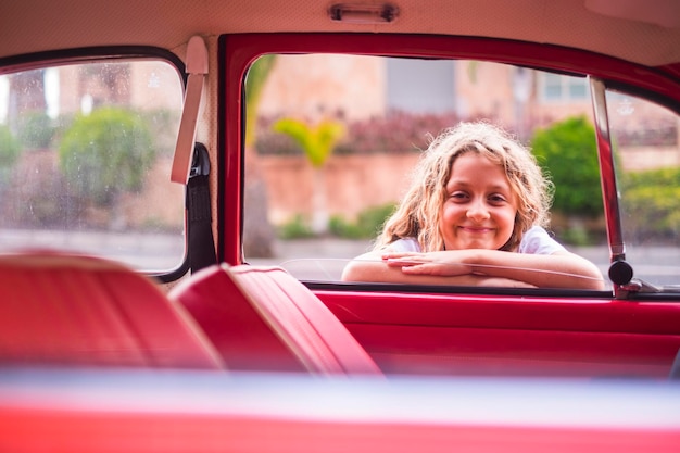 Retrato de uma menina sorridente no carro